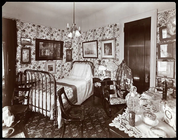 A bedroom in the Mrs. Leslie Carter residence, New York, 1903 (silver gelatin print)