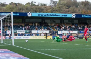 <b class=qtipBold><figcaption>Craig Mackail-Smith scores</figcaption></b><br>vs Scunthorpe, 20/10/18<br><em>© PRiME Media Images Limited</em> Craig Mackail-Smith scores